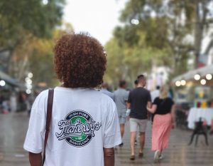Empleada de Flaherty's paseando por las calles de Barcelona