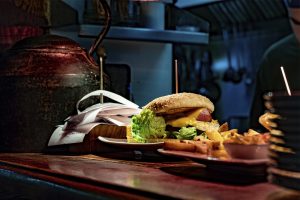 Hamburguesa con queso y patatas en Flaherty's