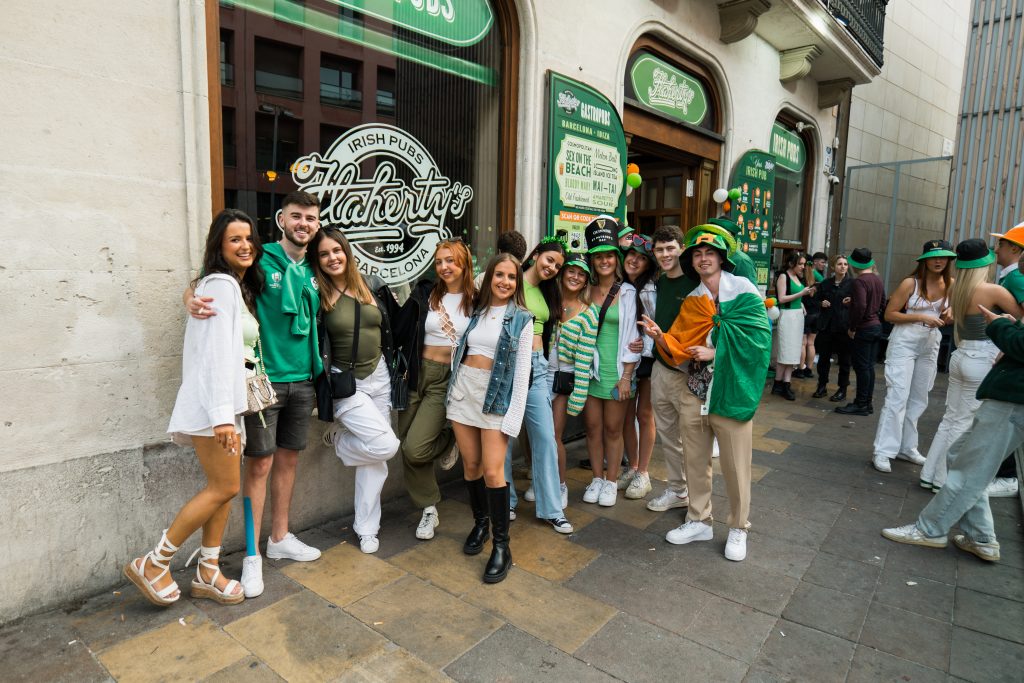 Clientes celebrando St Patrick's en Flaherty's