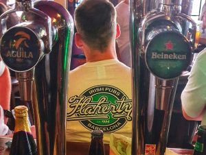 Cliente con camiseta de Flaherty's