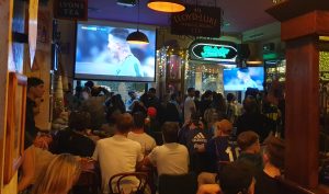 Clientes en Flaherty's Barcelona viendo deportes