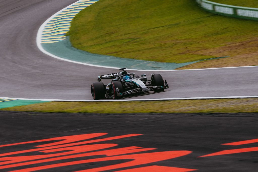 Coche de Formula 1 en la carretera de Brasil