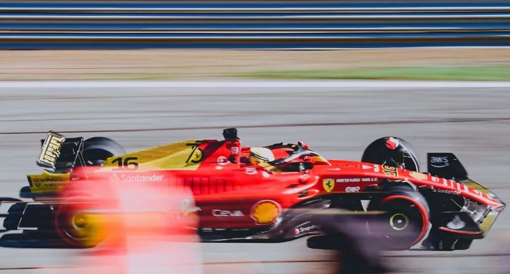 Coche Ferrari de F1 en la carretera de un circuito
