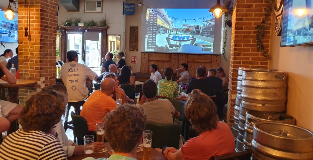 Clientes del bar viendo la carrera de F1 por la televisión
