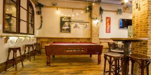 Mesa de billar en el interior de Flaherty's Barcelona